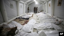 Vreća sa telima ljudi poginulih u napadu na bolnicu u Gazi (Foto: AP/Abed Khaled)