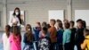Arhiva - Nastavnica i đaci u osnovnoj školi u predgrađu Beograda, 1. septembra 2021.
