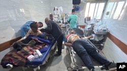 Povređeni Palestinci u pucnjavi u kojoj je u četvrtak poginulo više od 100 osoba čekajući humanitarnu pomoć (Foto: AP/Mahmoud Essa)