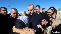 Turski predsednik Tajip Erdogan razgovara sa građanima u Karamanmarasu, 8. februara 2023.
