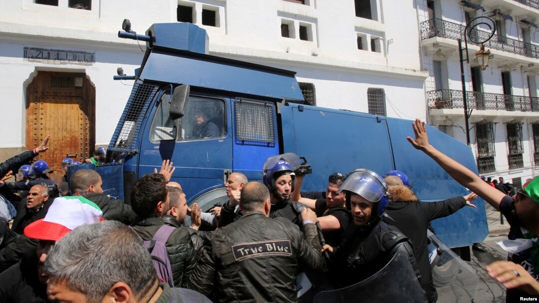 Polisi wawatawanya waandamanaji nchini Algeria.