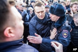 Na fotografiji Evgenija Feldmana, Aleksandra Navalnog privodi policija u centru Moskve, 26. marta 2017.