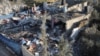 Warga Palestina memeriksa lokasi serangan Israel di sebuah rumah, di tengah konflik yang sedang berlangsung antara Israel dan Hamas, di Rafah di selatan Jalur Gaza, 16 Januari 2024. (Foto: Reuters)