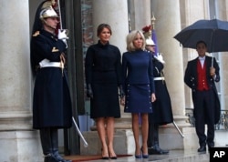 Francuska prva dama Brižit Makron i prva dama SAD Melanija Tramp stoje na stepenicama ispred Jelisejske palate, 10. novembra 2018.