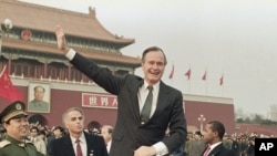 Džordž Buš stariji na trgu Tjenanmen 1989.