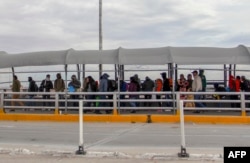 Migranti iz Kube, Venecuele i Centralne Amerike čekaju da pređu granicu Meksika sa SAD i zatraže politički azil.