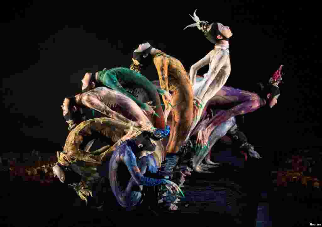 Dancers of China's Peacock Contemporary Dance Company perform Yang Liping's Rite of Spring during the International Contemporary Dance Festival DANCEINVERSION on the stage of Bolshoi Theatre in Moscow, Russia, Sept. 10, 2019.