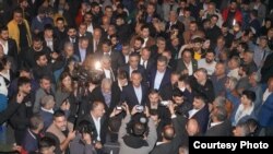 CHP Lideri Özgür Özel, kayyum kararlarının açıklanmasından sonra Mardin’e gelerek Ahmet Türk’ü ziyaret etti.