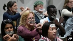 活动人士于2024年11月23日在阿塞拜疆巴库举行的第29届联合国气候大会上参与针对气候融资的示威活动。