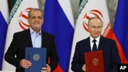 Президент Ирана Масуд Пезешкиан и президент России Владимир Путин на церемонии подписания в Кремле "Договора о всеобъемлющем стратегическом партнерстве"ю Москва, 17 января 2025 г.