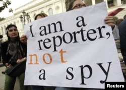 Masyarakat mengambil bagian dalam perayaan Hari Kebebasan Pers Dunia di Tbilisi. 'World Press Freedom Day' diproklamirkan oleh PBB. (Foto: Reuters)