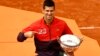 Novak Đoković sa peharom posle pobede na Rolan Garosu, 11. juna 2023. (Foto: Reuters/Clodagh Kilcoyne)
