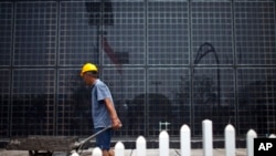တရုတ်နိုင်ငံရှိ ဆိုလာစက်ရုံ (AP Photo/Alexander F. Yuan)