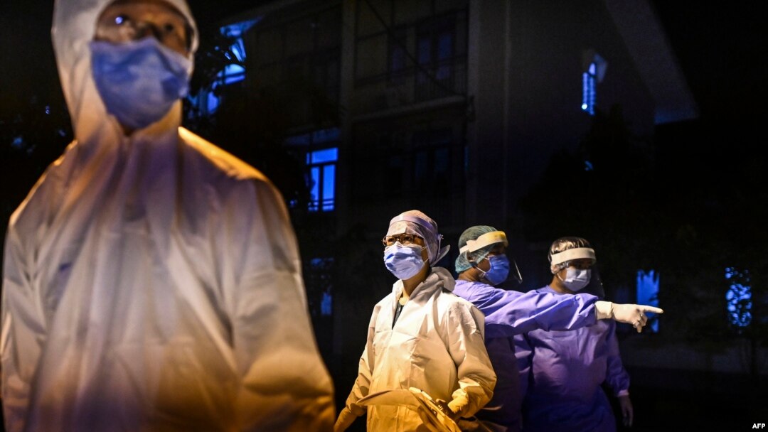 ရန်ကုန်မြို့ရှိ Quarantine စင်တာတခုမှာ လုပ်အားပေးနေတဲ့ စေတနာ့ ဆရာဝန်တချို့ (မေ ၀၈၊ ၂၀၂၀)