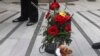 Цветы в память о жертвах авиакатастрофы у Мемориала правоохранительных органов в Уичите, штат Канзас