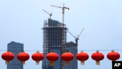 资料照：北京通州的一个商业楼建筑工地。（2021年10月4日）