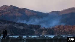 2月27日,日本岩手縣大船渡市附近的森林大火升起煙霧。
