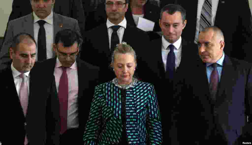 Ngoại trưởng Clinton cùng với Thủ tướng Bulgaria Boiko Borisov và các thành viên trong nội các của ông dự cuộc họp báo trong thủ đô Sofia của Bulgaria, 5-2-2012.