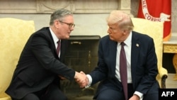 Američki predsednik Donald Tramp i britanski premijer Kir Starmer u Ovalnoj kancelariji Bele kuće (Foto: AFP/Jim WATSON)