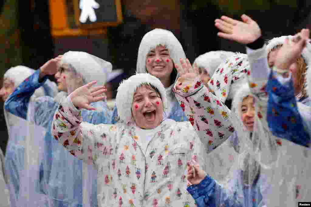 People cheer during the 98th Macy's Thanksgiving Day Parade in New York City.