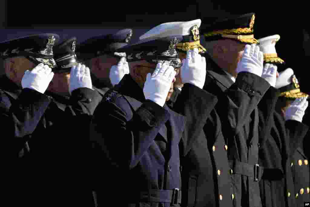 O Chefe do Estado-Maior Conjunto, general CQ Brown, ao centro, saúda o caixão, coberto pela bandeira, do ex-Presidente Jimmy Carter na Catedral Nacional de Washington, em Washington, a 9 de janeiro de 2025, para um funeral de Estado.