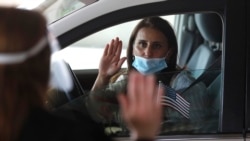 Posle izbijanja pandemije koronavirusa, na nekim lokacijama postoji mogućnost polaganja zakletve iz automobila. Hala Baktar polaže zakletvu 26. juna 2020. pred sudijom Lori Majkelson na parkingu sedišta USCIS u Los Anđelesu.