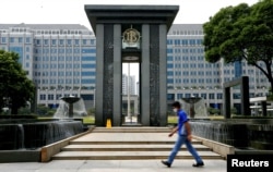 Seorang pria berjalan melewati Kantor Pusat Bank Indonesia di Jakarta, 2 September 2020. (Foto: REUTERS/Ajeng Dinar Ulfiana)