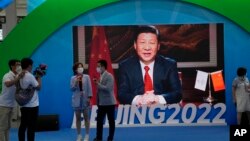 中國領導人習近平出現在一個宣傳北京冬奧會的電子屏幕上發表講話。（2021年9月5日）