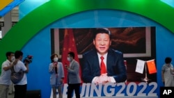 中共最高领导人习近平在一个宣传北京冬奥会的电子屏幕上发表讲话。（美联社2021年9月5日）