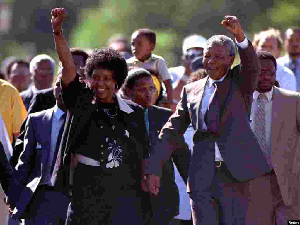 Nelson Mandela e Winnie (na altura sua mulher), cumprimentam os seus admiradores à saída da prisão de Victor Verster a 11 Fevereiro de 1990.