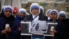 Para biarawati berdoa untuk Paus Fransiskus di depan Poliklinik Agostino Gemelli, di Roma, Italia, 9 Maret 2025.