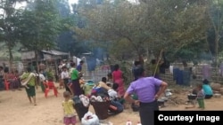 ဘူးသီးတောင်မြို့နယ် စိုင်းဒင်ဈေးရွာရောက် စစ်ရှောင်များ (ယခင်မှတ်တမ်းဓါတ်ပုံ/ -MP Oung Thaung Shway)
