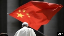 當教宗方濟各在梵蒂岡聖彼得廣場結束對信眾的每週講話離開時，一人向他展示中國國旗。 （2019年6月12日）