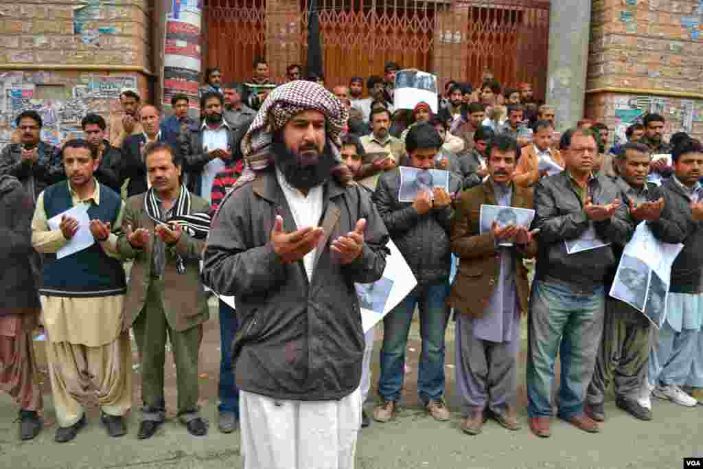 Shi'ite Muslims hold a silent protest a day after deadly blasts in Quetta, Pakistan, January 11, 2013. (H. Samsoor/VOA)