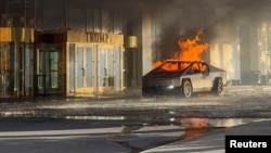 Imagem do Tesla Cyberstruck a arder após explodir no exterior do Trump International Hotel em Las Vegas, Nevada, EUA, a 1 de janeiro.