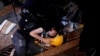 一名香港防暴警察2019年7月28日在北京驻港中联办附近拘捕一名示威者。
