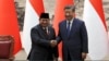 Presiden China Xi Jinping dan Presiden Prabowo Subianto berjabat tangan selama upacara penandatanganan kerja sama di Balai Agung Rakyat di Beijing, China, 9 November 2024. (Foto: Florence Lo/Pool/Reuters)