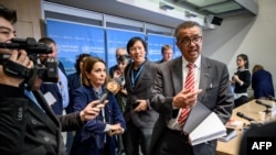 資料照：2020年3月11日，世界衛生組織總幹事譚德賽(Tedros Adhanom Ghebreyesus)在日內瓦關於新冠舉行的新聞簡報會結束時被記者們團團圍住。當天，世衛組織宣布新冠是全球大流行病。