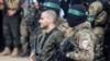 Omer Wenkert, dîlekî ku mîlîtanên Hamasê li Nusyrat, li navenda Kerta Gazayê radestê Xaça Sor dikin, 22 Sibat, 2025. 