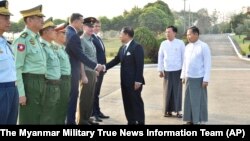 ရန်ကုန်အပြည်ပြည်ဆိုင်ရာလေဆိပ်မှာ ရုရှားနိုင်ငံကို ထွက်ခွာမယ့် စစ်ကောင်စီခေါင်းဆောင် ဗိုလ်ချုပ်မှူးကြီးမင်းအောင်လှိုင် မြန်မာဆိုင်ရာ ရုရှားသံအမတ်တဦးကို လက်ဆွဲနှုတ်ဆက်နေစဉ် (မတ် ၃၊ ၂၀၂၅)