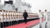 中国国家主席习近平2019年4月23日为庆祝中国海军建军70周年在山东青岛检阅人民解放军海军仪仗队。