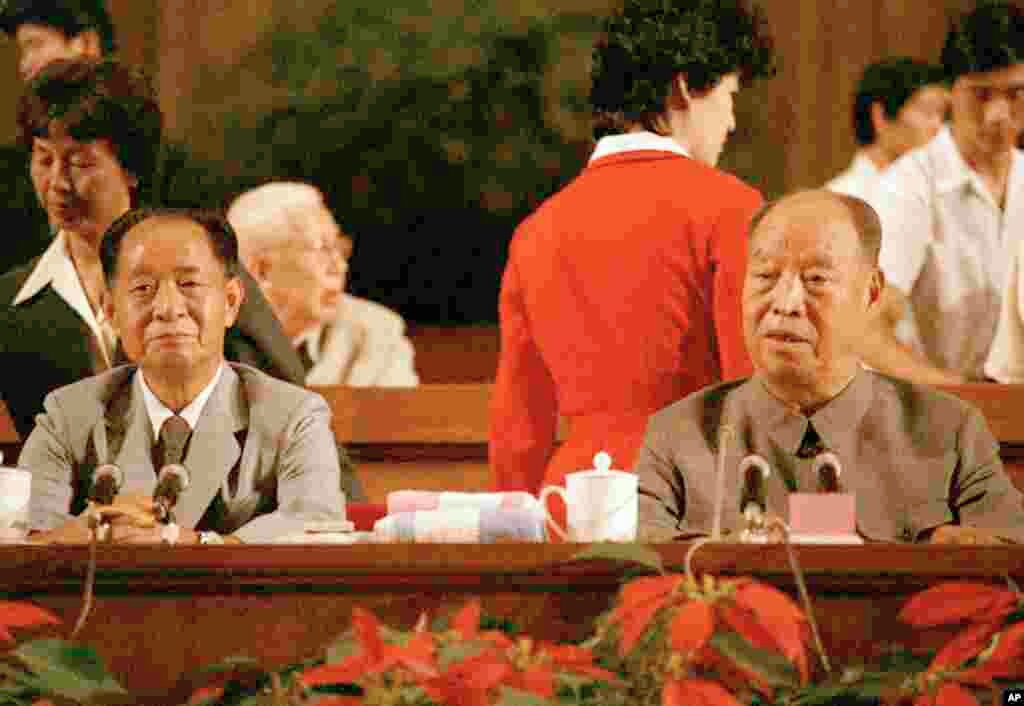 1985年9月3日在北京人民大会堂举行的纪念抗日战争和世界反法西斯战争胜利四十周年大会上,中共总书记胡耀邦和中国人大常委会委员长彭真。