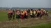 ၂၀၁၇ ခုနှစ်က ရခိုင်ပြည်နယ်ကနေ ထွက်ပြေးတိမ်းရှောင်ခဲ့ကြသော ရိုဟင်ဂျာ ဒုက္ခသည်များကို မြန်မာ ဘင်္ဂလားနယ်စပ်အနီးမှာ တွေ့ရ။ (စင်တင်ဘာ ၀၄၊ ၂၀၁၇)