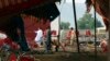 Penyelidik Pakistan memeriksa lokasi serangan bom bunuh diri hari Minggu, di distrik Bajur di Khyber Pakhtunkhwa, Pakistan, 31 Juli 2023. Serangan militan pada Selasa (12/12) di Khyber Pakhtunkhwa menewaskan sedikitnya 12 personel keamanan. (Foto: Ilustrasi/AP)