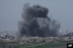 Dim se diže nakon izraelskog bombardovanja u Pojasu Gaze, 19. januara 2025.