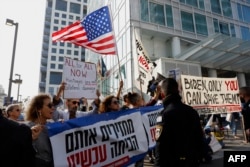 Rođaci i pristalice izraelskih talaca koje su palestinski militanti oteli tokom napada 7. oktobra u južnom Izraelu, održavaju demonstracije u Tel Avivu 9. januara 2024. tokom posete američkog državnog sekretara Entonija Blinkena