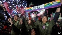 支持者慶祝台灣民進黨正副總統候選人賴清德、蕭美琴贏得2024台灣總統大選