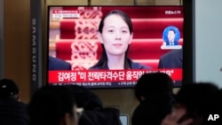 南韓首爾一個火車站正在播放有關北韓的新聞，顯示北韓領導人金正恩的妹妹金與正在出席一個活動。 （2023年2月20日）
