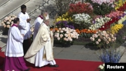 Pope Francis arrives to lead the Easter mass in St. Peter's square at the Vatican March 27, 2016. 