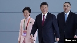 中國國家主席習近平和香港特首林鄭月娥2018年10月23日參加在珠海舉行的港珠澳大橋的開通儀式。(路透社) 